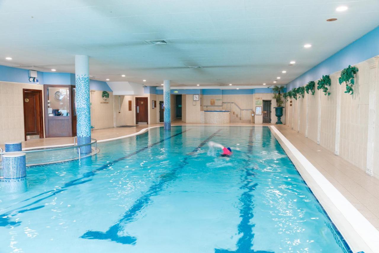 Hibernian Hotel & Leisure Centre Малоу Екстериор снимка